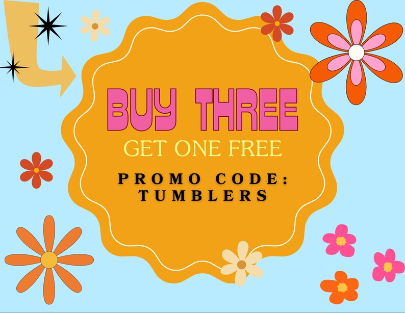 Puede incluir: Gr&aacute;fico promocional de estilo retro con fondo azul claro. Una forma naranja con bordes ondulados contiene el texto "BUY THREE GET ONE FREE" en rosa y amarillo. El texto "PROMO CODE: TUMBLERS" est&aacute; debajo. Dise&ntilde;os florales y de estrellas rodean la forma central.