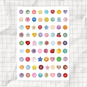 以下が含まれることがあります： 様々な形とデザインのカラフルなボタンステッカーのシート。ハート、星、花、動物などがあります。クラフト、プランナー、その他のプロジェクトに遊び心を加えるのに最適です。
