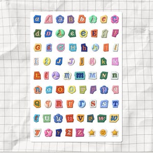 Puede incluir: Una hoja de pegatinas de alfabeto de colores con un diseño de papel rasgado. Cada letra es de un color diferente y tiene un contorno blanco. Hay dos pegatinas con una estrella amarilla y una cara sonriente.
