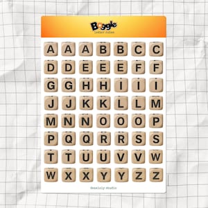 Könnte beinhalten: Ein Blatt mit Boggle-Buchstabenwürfeln. Die Würfel sind hellbraun mit schwarzen Buchstaben. Oben auf dem Blatt befindet sich das Boggle-Logo und die Worte "Letter cubes". Auf der Unterseite des Blattes stehen die Worte "dezainly studio".