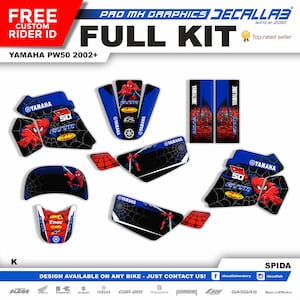 Könnte beinhalten: Kompletter Satz Motorradgrafiken mit Spiderman-Design. Die Grafiken sind blau, rot, schwarz und weiß. Die Grafiken enthalten die Wörter "Yamaha" und "GYTR".