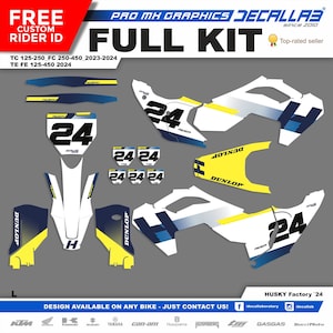 Peut inclure: Kit complet d'autocollants graphiques de motocross pour une moto Husqvarna. Les autocollants sont en blanc, jaune et bleu avec le numéro 24 dessus. Les autocollants sont conçus pour une moto Husqvarna Factory 24.