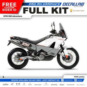 以下が含まれることがあります： 白とグレーのKTM 990アドベンチャーバイクで、地形図のデザインが施されています。バイクは黒いシート、黒いマフラー、黒いホイールを備えています。バイクは白い背景に置かれています。テキスト「FULL KIT」は赤と黒の文字で書かれています。テキスト「DECALLAB」は黒い文字で書かれています。テキスト「PRO MX GRAPHICS」は黒い文字で書かれています。テキスト「FREE CUSTOM RIDER ID」は赤と白の文字で書かれています。テキスト「KTM 990 Adventure」は黒い文字で書かれています。テキスト「TOPO (white)」は黒い文字で書かれています。