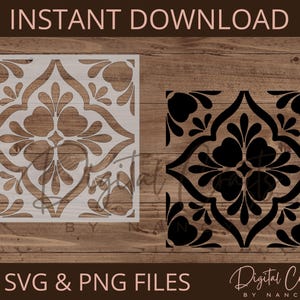 Könnte beinhalten: Eine digitale Designdatei mit einem quadratischen Fliesenmuster mit symmetrischem Blumenmotiv. Das Bild zeigt zwei Versionen desselben Designs: eine in Weiß und eine in Schwarz. Der Text INSTANT DOWNLOAD, SVG & PNG FILES und Digital Crafts BY NANCY ist sichtbar.