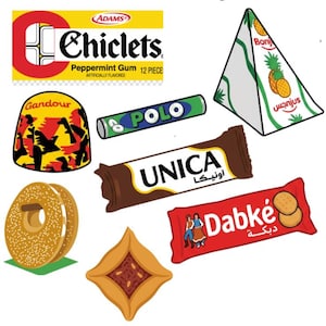 Op de afbeelding: Een verzameling verschillende verpakte voedingsmiddelen. Inbegrepen zijn een doos Adams Chiclets pepermuntgom, een groene Polo mints tube, een chocoladereep met het label "UNICA" en een rood pakje Dabke koekjes. Ook afgebeeld zijn een driehoekige verpakking met ananasafbeeldingen, een gebakje en een sesambagel.