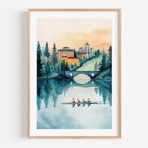 以下が含まれることがあります： 湖、橋、建物のある風景を描いた水彩画プリント。 黄色のシャツを着た4人の人が乗ったボートが水面にあります。 アートワークは明るい木製のフレームに額装されています。