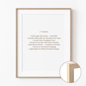 Puede incluir: Un marco de impresi&oacute;n con un marco de madera de roble claro y un paspart&uacute; blanco. El texto de la impresi&oacute;n enumera caracter&iacute;sticas que incluyen madera de roble macizo, una parte delantera de plexigl&aacute;s transparente y un dise&ntilde;o ligero. El marco est&aacute; listo para colgar en la pared.