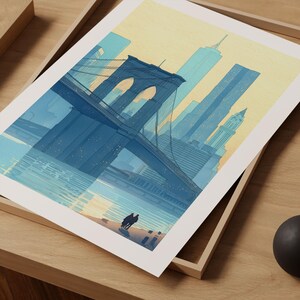 Puede incluir: Una impresi&oacute;n art&iacute;stica enmarcada que presenta una ilustraci&oacute;n estilizada del puente de Brooklyn en la ciudad de Nueva York. La obra de arte utiliza tonos de azul y amarillo para representar el puente, el agua y el horizonte de la ciudad. Dos figuras est&aacute;n de pie en un muelle en primer plano.