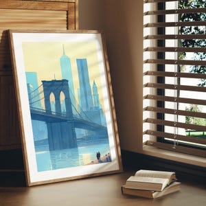Puede incluir: Una impresi&oacute;n art&iacute;stica enmarcada que representa el puente de Brooklyn en la ciudad de Nueva York. La obra de arte presenta una paleta de colores azul y amarillo, con el puente y el horizonte de la ciudad al fondo. Dos figuras caminan por un muelle en primer plano.