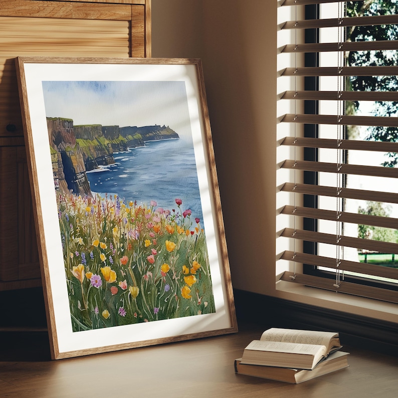 以下が含まれることがあります： アイルランドのモハーの断崖を描いた水彩画で、前景には野花が咲いています。断崖は高く、劇的で、海は深い青色です。野花は黄色、ピンク、紫など、さまざまな色をしています。