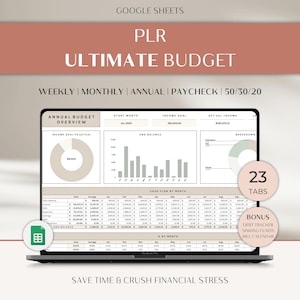 Op de afbeelding: Een laptop met een Google Sheets-spreadsheet met de titel "PLR ULTIMATE BUDGET". Het scherm toont financiële gegevens, grafieken en de tekst "WEEKLY | MONTHLY | ANNUAL | PAYCHECK | 50/30/20". Extra tekst bevat "23 TABS" en "BONUS: DEBT TRACKER, SINKING FUNDS, BILL CALENDAR."
