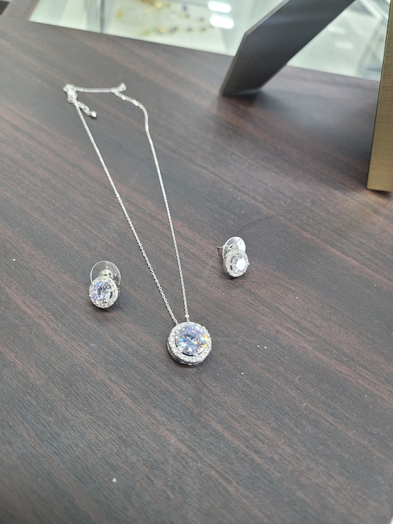 Luxury diamond necklace with matching earrings in 