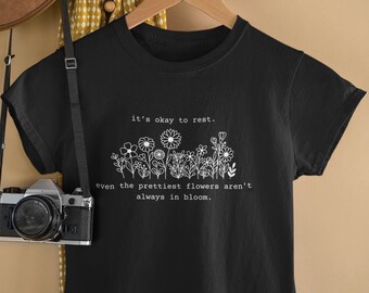 Het is oké om te rusten, zelfs de mooiste bloemen staan niet altijd in bloei. Unisex jersey T-shirt met korte mouwen