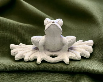 Spitting frog statue Concrete animal figure Massive frog statuary Outdoor or indoor decoration