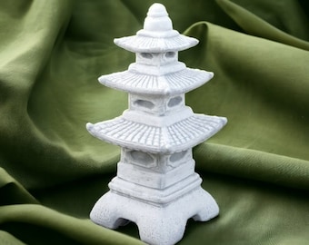 One piece pagoda statue Asian garden decoration Concrete tall lantern sculpture