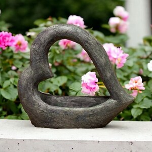 Heart alik flowers planter figurine Concrete heart planter sculpture Outdoor garden decoration