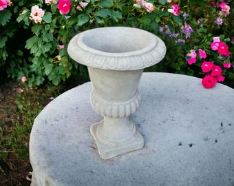 Classic urn statue Cement pot Concrete garden flowers planter Outdoor yard sculpture