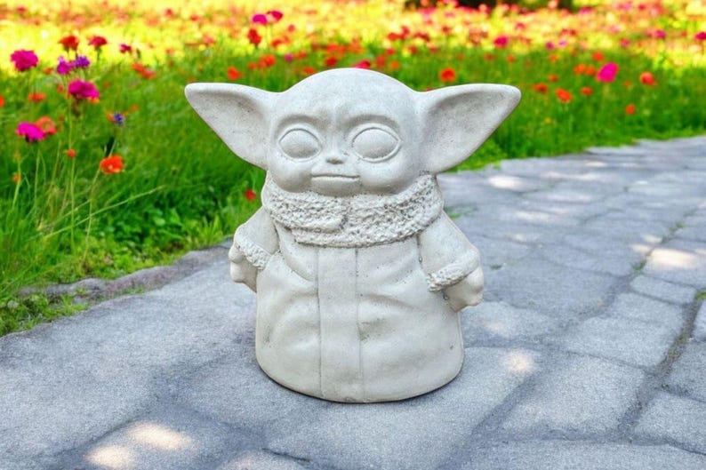 Pu&ograve; includere: Una statua in ceramica bianca di un personaggio immaginario del franchise di Star Wars. Il personaggio indossa un cappotto di pelliccia e ha grandi orecchie.