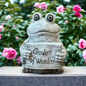 Garden of weeding statue Frog figure Standing frog sculpture Concrete decoration