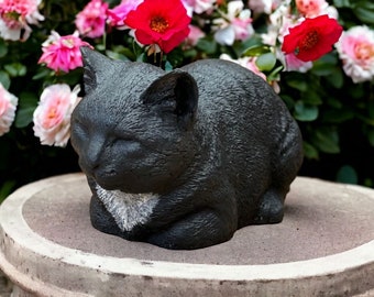Black crouching cat statue Concrete sleeping cat figure Outdoor kitten memorial art