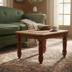 Könnte beinhalten: Ein Wohnzimmer mit einem grünen Sofa, einem geschnitzten Holztisch und einem gemusterten Teppich. Auf dem Tisch liegen Bücher und eine Teetasse. Sonnenlicht fällt durch das Fenster. Der Teppich hat ein detailliertes Blumenmuster. Der Tisch ist ca. 60 cm lang.
