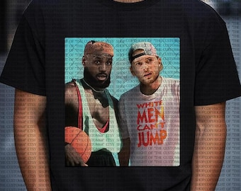 Op de afbeelding: Zwart T-shirt met een afbeelding van twee mannen uit de film "White Men Can't Jump". De afbeelding toont LeBron James en een man die een wit T-shirt draagt met de titel van de film.