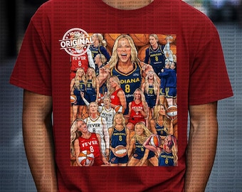 Op de afbeelding: Rood T-shirt met een kleurrijke afbeelding van een basketbalspeler en andere spelers. Het ontwerp bevat de tekst "DIANA 8" en "FEVER 8". Het shirt heeft een ronde hals en korte mouwen.