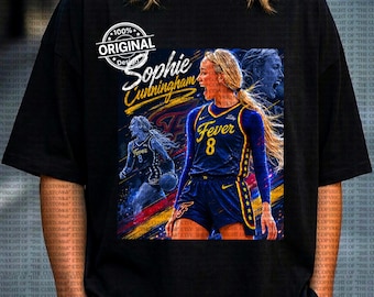Op de afbeelding: Zwart T-shirt met een afbeelding van Sophie Cunningham in een basketbaluniform. Het ontwerp bevat de tekst "Sophie Cunningham" en "Fever 8". Het shirt heeft een "100% Original Design" logo.