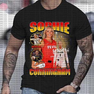 Puede incluir: Camiseta negra con un gráfico de Sophie Cunningham, jugadora de baloncesto de las Indiana Fever. El diseño incluye su nombre, el logotipo del equipo y fotos de acción. La camiseta tiene un aspecto vintage.