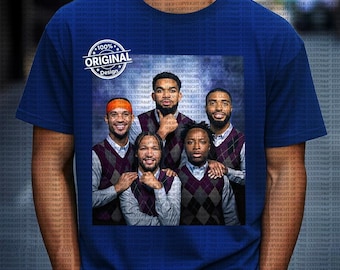 Op de afbeelding: Marineblauw T-shirt met een afbeelding van vijf mannen in ruitvormige vesten over overhemden met kraag. Het shirt heeft ook een cirkelvormige afbeelding met de tekst "100% Original Design".