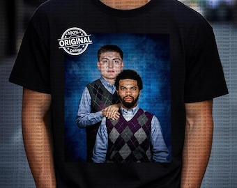 Op de afbeelding: Zwart T-shirt met een portret van twee mannen in argyle vesten en overhemden met kraag tegen een blauwe achtergrond. Het shirt heeft een "100% Original Design" logo. Een uniek grafisch T-shirt.