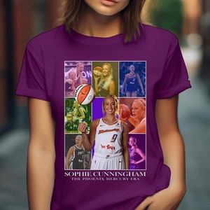 Puede incluir: Camiseta morada con un collage de fotos de una jugadora de baloncesto. Las fotos están dispuestas en forma de cuadrícula y muestran a la jugadora en diferentes poses y uniformes. El texto "Sophie Cunningham The Phoenix Mercury Era" está impreso debajo del collage.