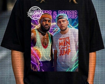 Op de afbeelding: Zwart T-shirt met een afbeelding van twee basketballers en de tekst "WHITE MEN CAN'T JUMP." Het ontwerp bevat neonaccenten en de woorden "ORIGINAL" en "DESIGN."