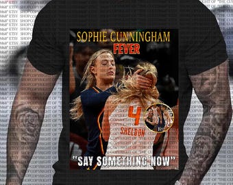 Op de afbeelding: Zwart t-shirt met een afbeelding van twee vrouwen, een met een trui met "4 Sheldon", en de tekst "Sophie Cunningham Fever" en "Say Something Now".