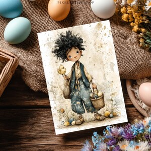 Pode incluir: Ilustra&ccedil;&atilde;o em aquarela de uma crian&ccedil;a segurando um pintinho e uma cesta de ovos. A crian&ccedil;a usa uma roupa azul com estampas florais. A imagem &eacute; ambientada em um fundo r&uacute;stico com ovos de P&aacute;scoa e flores, evocando um tema primaveril.