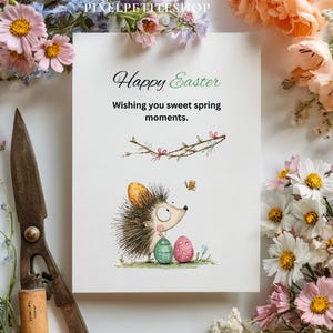 Pode incluir: Cart&atilde;o de felicita&ccedil;&otilde;es de P&aacute;scoa com uma ilustra&ccedil;&atilde;o de um ouri&ccedil;o e dois ovos. O texto "Happy Easter" e "Wishing you sweet spring moments" tamb&eacute;m est&atilde;o presentes. Flores e uma tesoura de jardim vintage circundam o cart&atilde;o.