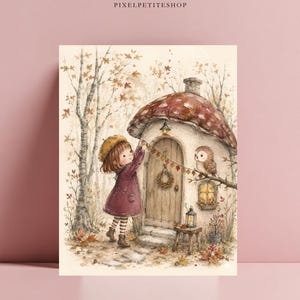 Op de afbeelding: Een aquarelillustratie van een kind in een bordeauxrode jas en gele baret die een paddenstoelvormig huis versiert met een bladerenslinger. Een uil zit op een tak in een bos met herfstbomen en gevallen bladeren op de bosgrond.