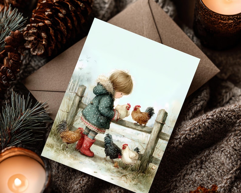 Op de afbeelding: Een wenskaart met een aquarel illustratie van een kind in een groene jas en rode laarzen die interactie heeft met kippen bij een houten hek. De kaart heeft een lichtblauwe achtergrond en is omgeven door een bruine envelop en winterdecoratie.