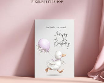 Pode incluir: Cartão de aniversário com uma ilustração em aquarela de um patinho branco com um balão roxo. O cartão tem o texto "So little, so loved" e "Happy Birthday". O fundo é rosa claro.