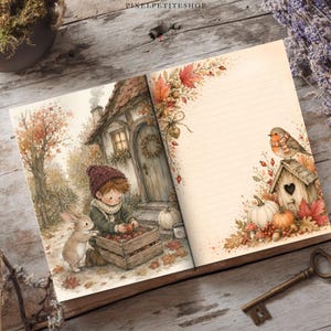 Op de afbeelding: Een open notitieboek met een illustratie van een kind in een bordeauxrode muts en groene sjaal met een konijn bij een houten kist met appels bij een huisje. De rechterpagina is gelinieerd met herfstthema's zoals esdoornbladeren en een vogelhuisje.