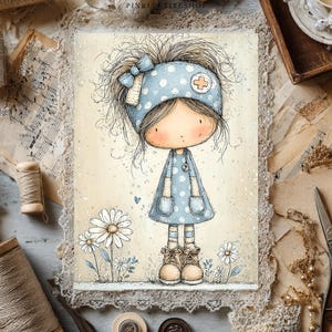 Puede incluir: Ilustraci&oacute;n acuarela de una figura de mu&ntilde;eca con un vestido azul con lunares blancos y una diadema a juego. La obra presenta margaritas y est&aacute; ambientada sobre un fondo de papel vintage, enmarcada con encaje.