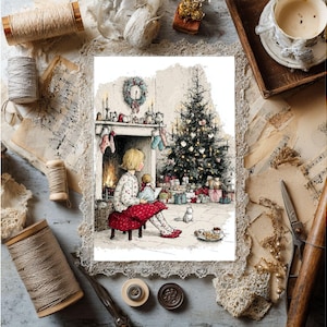 Op de afbeelding: Een vintage-stijl illustratie toont een jong persoon in een rode rok en witte top, zittend bij een open haard en kerstboom. De sc&egrave;ne omvat een pop, cadeaus en een kleine witte kat. Het beeld wordt omringd door spoelen garen, kant en bladmuziek.