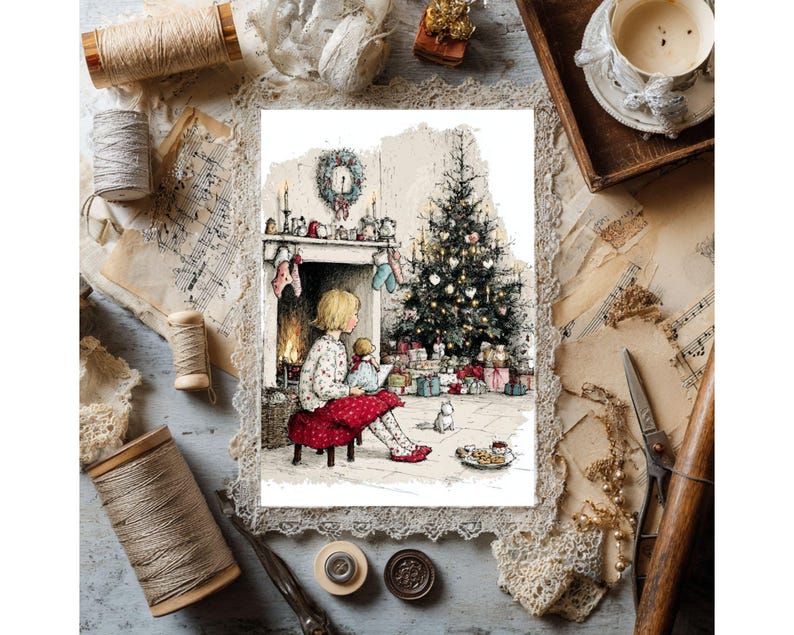Op de afbeelding: Een vintage-stijl illustratie toont een jong persoon in een rode rok en witte top, zittend bij een open haard en kerstboom. De sc&egrave;ne omvat een pop, cadeaus en een kleine witte kat. Het beeld wordt omringd door spoelen garen, kant en bladmuziek.