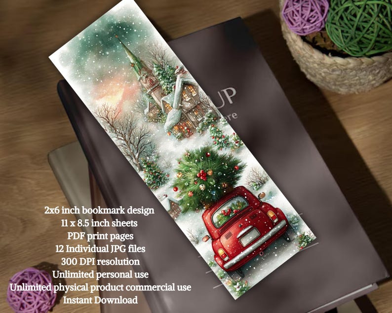 Puede incluir: Un marcap&aacute;ginas rectangular con una escena invernal con una iglesia, un &aacute;rbol de Navidad y un coche rojo. El dise&ntilde;o del marcap&aacute;ginas es de 5,08 cm x 15,24 cm. El texto incluye "2x6 inch bookmark design", "11 x 8.5 inch sheets", y "Instant Download".
