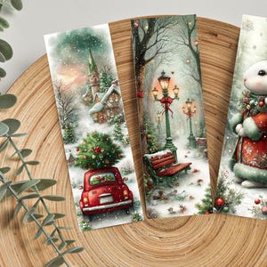 Puede incluir: Tres marcap&aacute;ginas con tem&aacute;tica navide&ntilde;a que representan escenas invernales. Uno muestra un coche rojo con un &aacute;rbol de Navidad, otro un parque nevado con farolas y el &uacute;ltimo un conejo con un abrigo rojo. Los marcap&aacute;ginas est&aacute;n sobre una bandeja de madera.