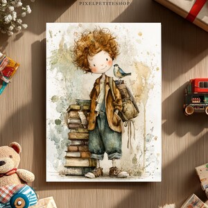Pode incluir: Ilustra&ccedil;&atilde;o em aquarela de uma pessoa jovem com cabelo ruivo encaracolado, em p&eacute; ao lado de uma pilha de livros. A pessoa usa uma jaqueta marrom, macac&atilde;o e carrega uma mochila com um p&aacute;ssaro empoleirado. A obra de arte tem um estilo suave e fantasioso.