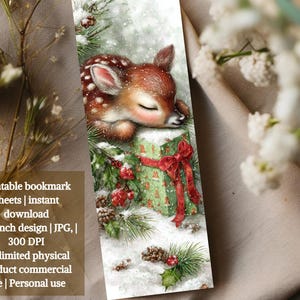 Puede incluir: Marcap&aacute;ginas con un cervatillo durmiendo sobre una caja de regalo con un lazo rojo, rodeado de agujas de pino, acebo y nieve. El texto en el marcap&aacute;ginas dice: Printable bookmark sheets | instant download 2x6 inch design | JPG, | 300 DPI.