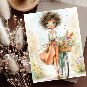 Puede incluir: Ilustraci&oacute;n en acuarela de una chica con cabello casta&ntilde;o rizado y gafas, junto a una bicicleta turquesa con una cesta de flores y baguettes. La chica lleva una falda color melocot&oacute;n y una blusa blanca. Tema floral.
