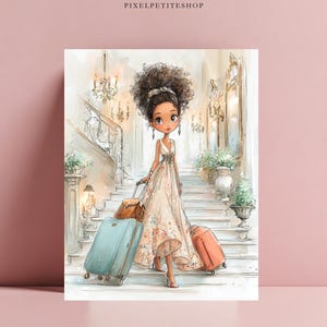 Puede incluir: Ilustraci&oacute;n en acuarela de una mujer con un vestido fluido, tirando de una maleta turquesa y llevando un bolso marr&oacute;n y una maleta coral. El fondo muestra una gran escalera y candelabros. El texto "PIXELPETITESHOP" est&aacute; en la parte superior.