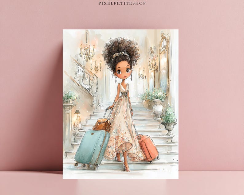 Puede incluir: Ilustraci&oacute;n en acuarela de una mujer con un vestido fluido, tirando de una maleta turquesa y llevando un bolso marr&oacute;n y una maleta coral. El fondo muestra una gran escalera y candelabros. El texto "PIXELPETITESHOP" est&aacute; en la parte superior.